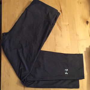 Under armour charcoal grey compression capris S